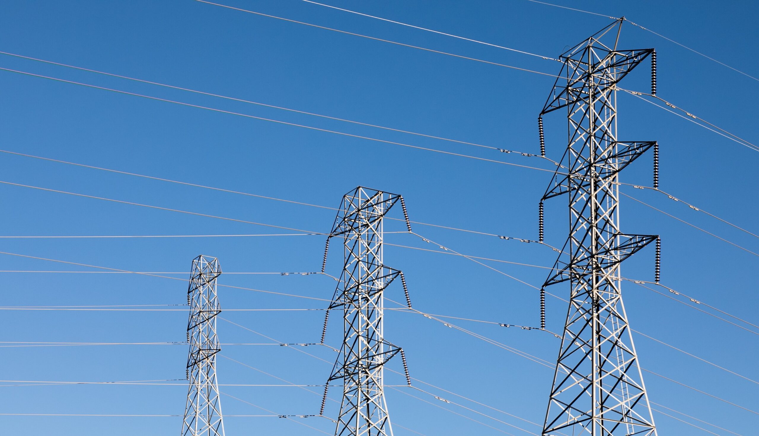 hermosa foto postes electricos cielo azul