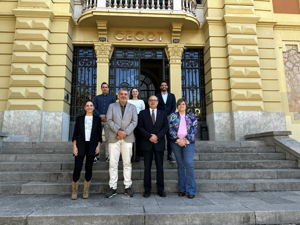 Fotografia de grup amb representants Cecot i del Gremi d'Electrodomèstics