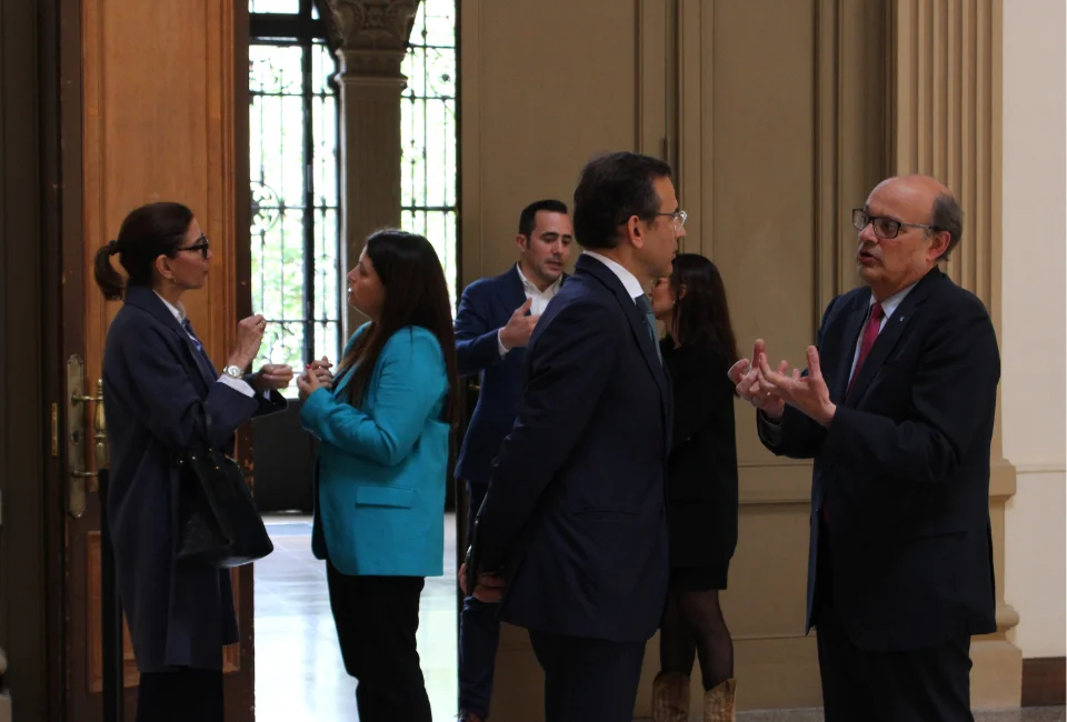 Trobada institucional amb CaixaBank per analitzar l’entorn econòmic i els reptes empresarials dels pròxims mesos