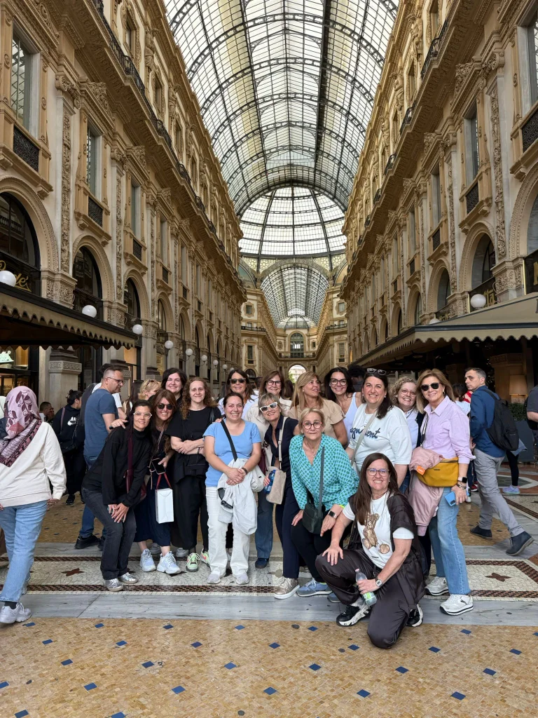 retail tour milà dins palau grup noies
