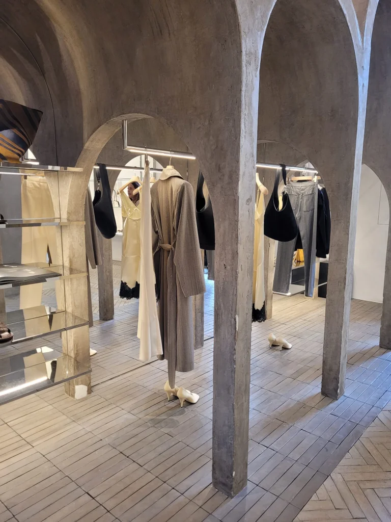 retail tour milà interior botiga