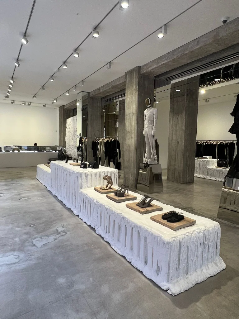 retail tour milà interior botiga luxe