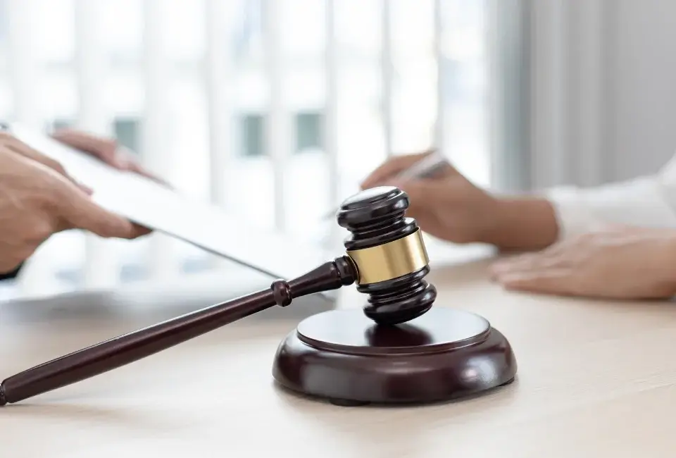 Què has de saber sobre contractes mercantils per protegir el teu negoci i evitar conflictes legals?