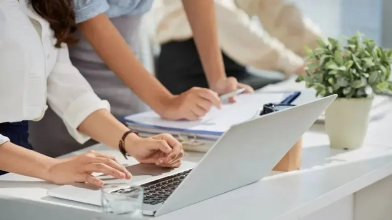 emprenedores amb ordinador