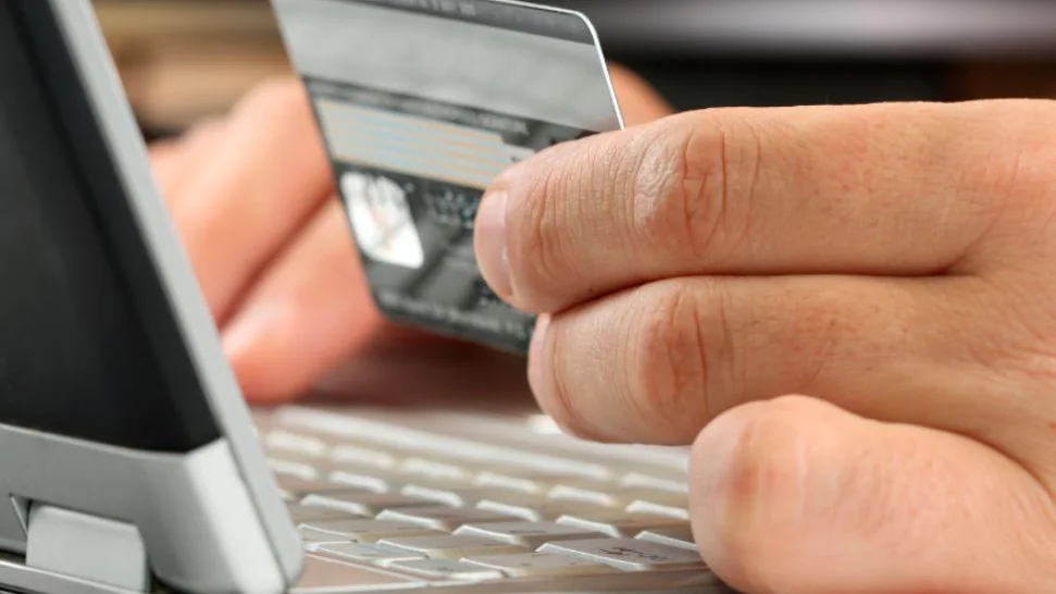 online, primer pla tarja i teclat
