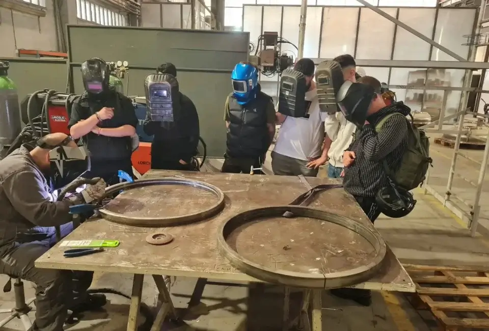 Formació i contracte laboral des del primer dia en fabricació mecànica i l’àmbit sociosanitari